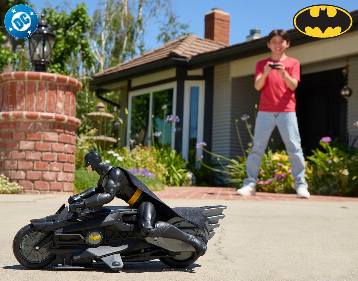 Betmeno Figūrėlė 30 cm + Nuotoliniu Būdu Valdomas Motociklas Batcycle RC – DC Studios