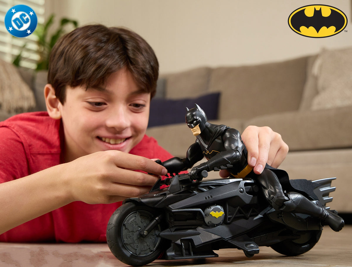 Betmeno Figūrėlė 30 cm + Nuotoliniu Būdu Valdomas Motociklas Batcycle RC – DC Studios