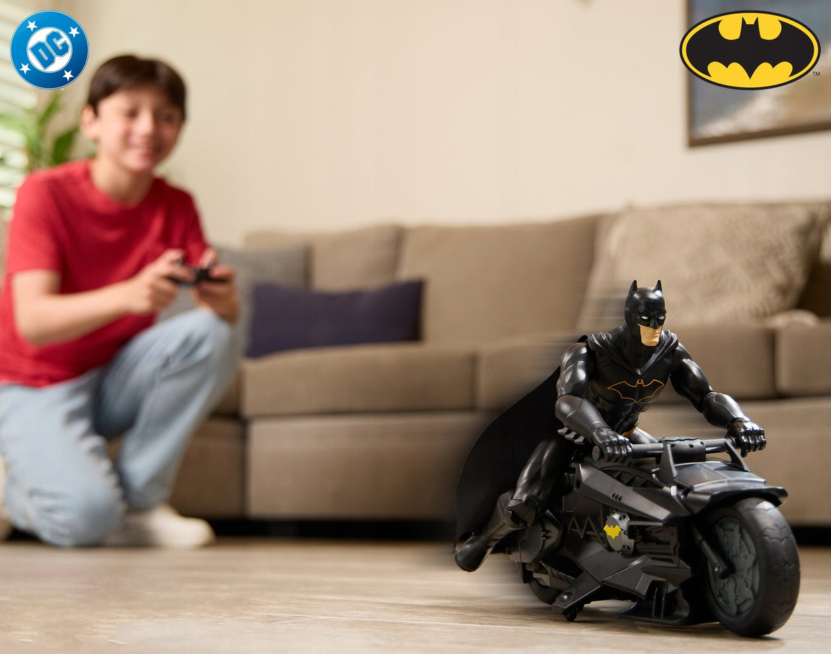 Betmeno Figūrėlė 30 cm + Nuotoliniu Būdu Valdomas Motociklas Batcycle RC – DC Studios