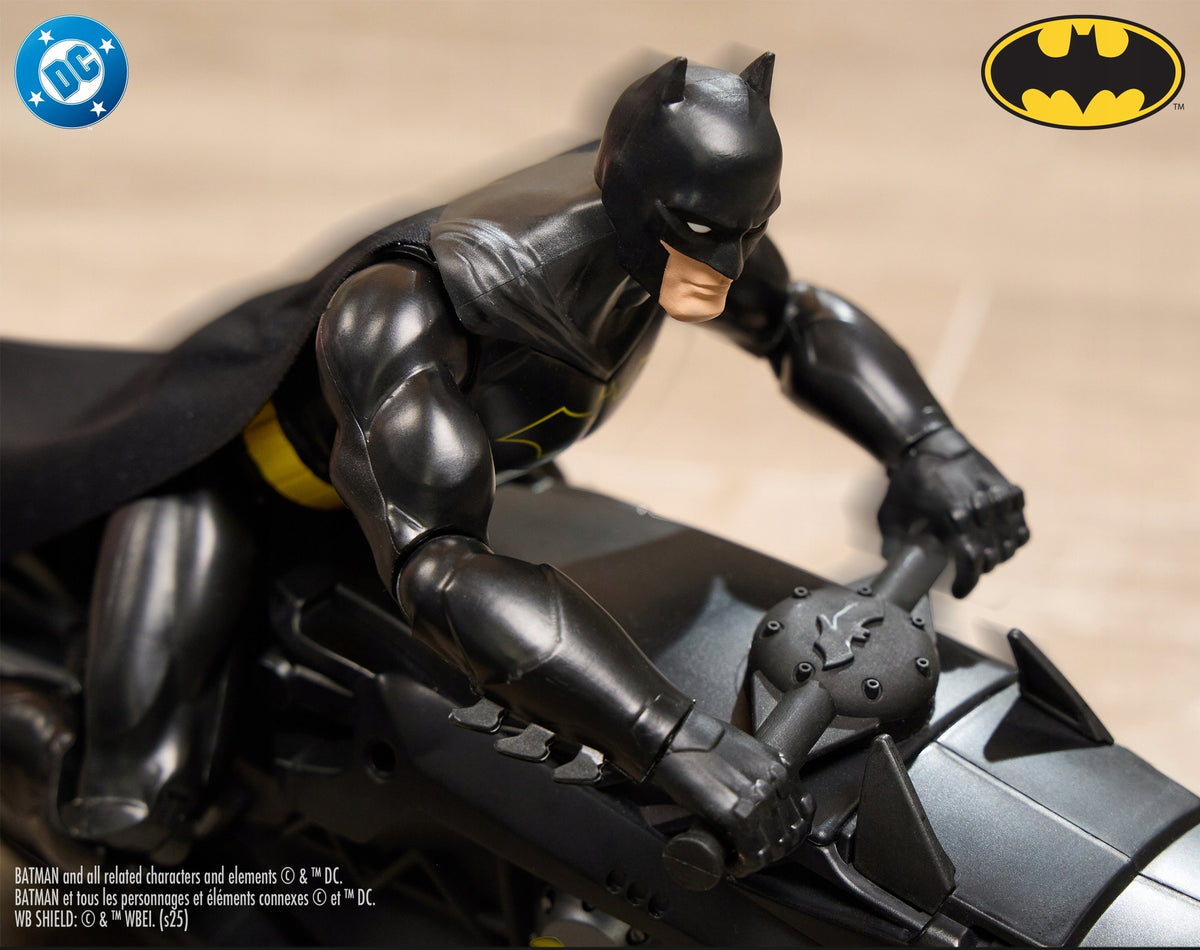 Betmeno Figūrėlė 30 cm + Nuotoliniu Būdu Valdomas Motociklas Batcycle RC – DC Studios