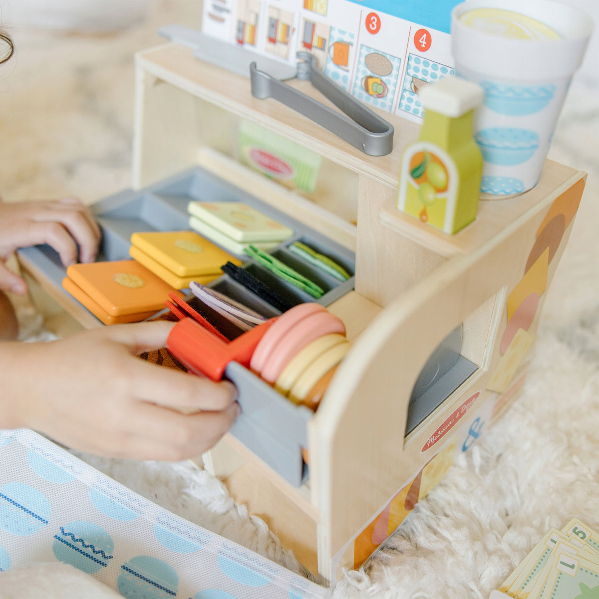 Medinis Užkandžių Baras Melissa & Doug – Vaikų Virtuvė Restoranui, 56 Dalys