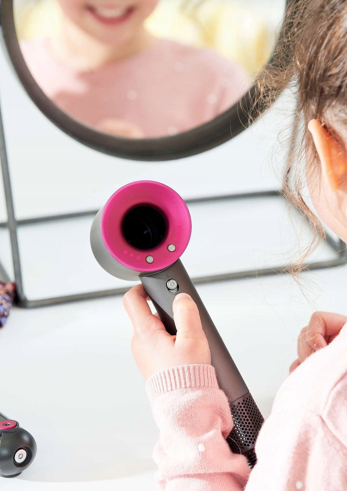 Dyson Žaislinis Plaukų Džiovintuvas Mergaitėms – Casdon Kirpyklos Rinkinys su Priedais