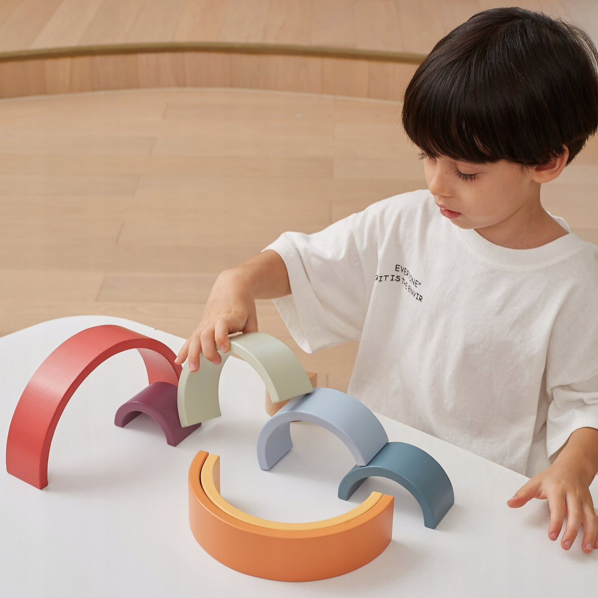 Medinė Vaivorykštė – Kūrybinė Montessori Dėlionė Vaikams