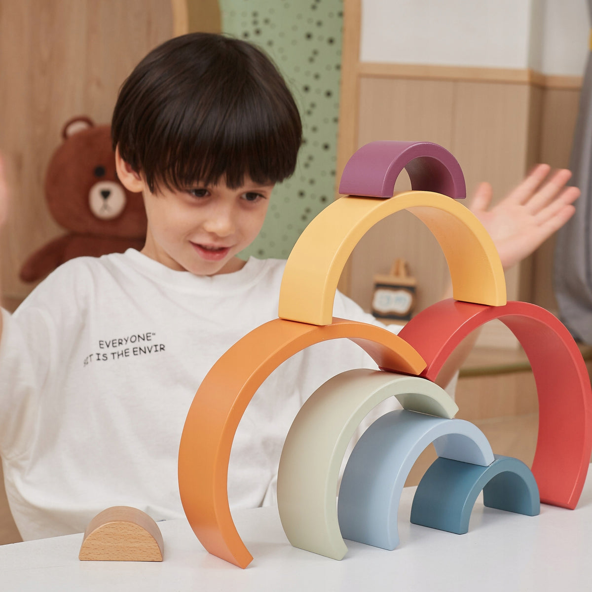 Medinė Vaivorykštė – Kūrybinė Montessori Dėlionė Vaikams