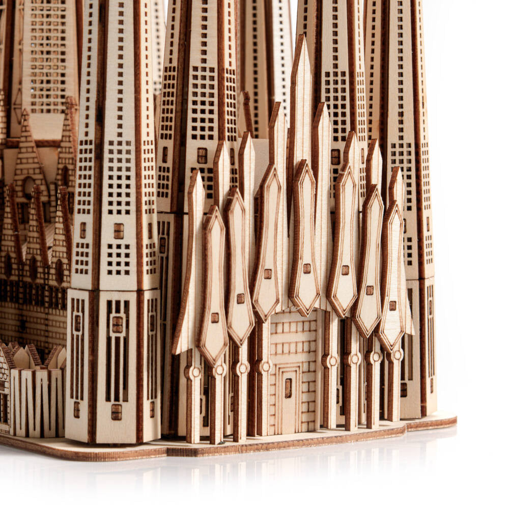 Medinis 3D Sagrada Familia Barselonos modelis – surenkama dėlionė iš faneros