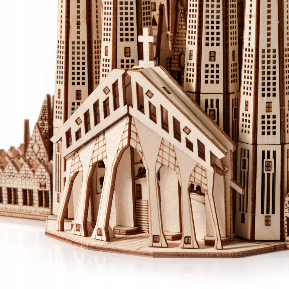 Medinis 3D Sagrada Familia Barselonos modelis – surenkama dėlionė iš faneros