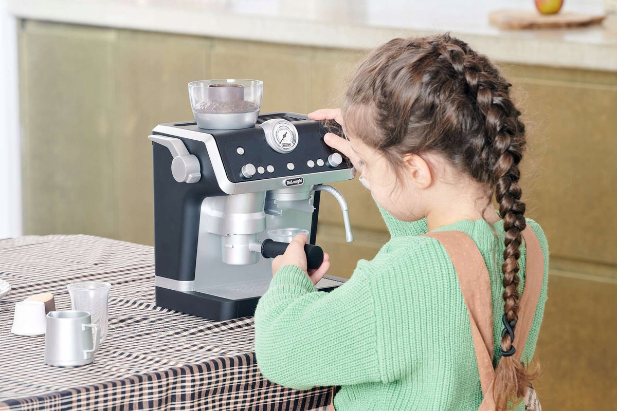 Žaislinis DeLonghi Kavos Aparatas Vaikams – Casdon Rinkinys Su Priedais, 25 Cm