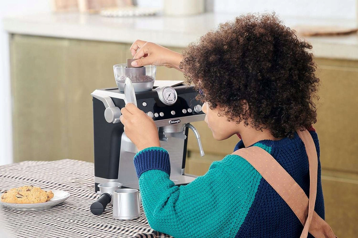 Žaislinis DeLonghi Kavos Aparatas Vaikams – Casdon Rinkinys Su Priedais, 25 Cm