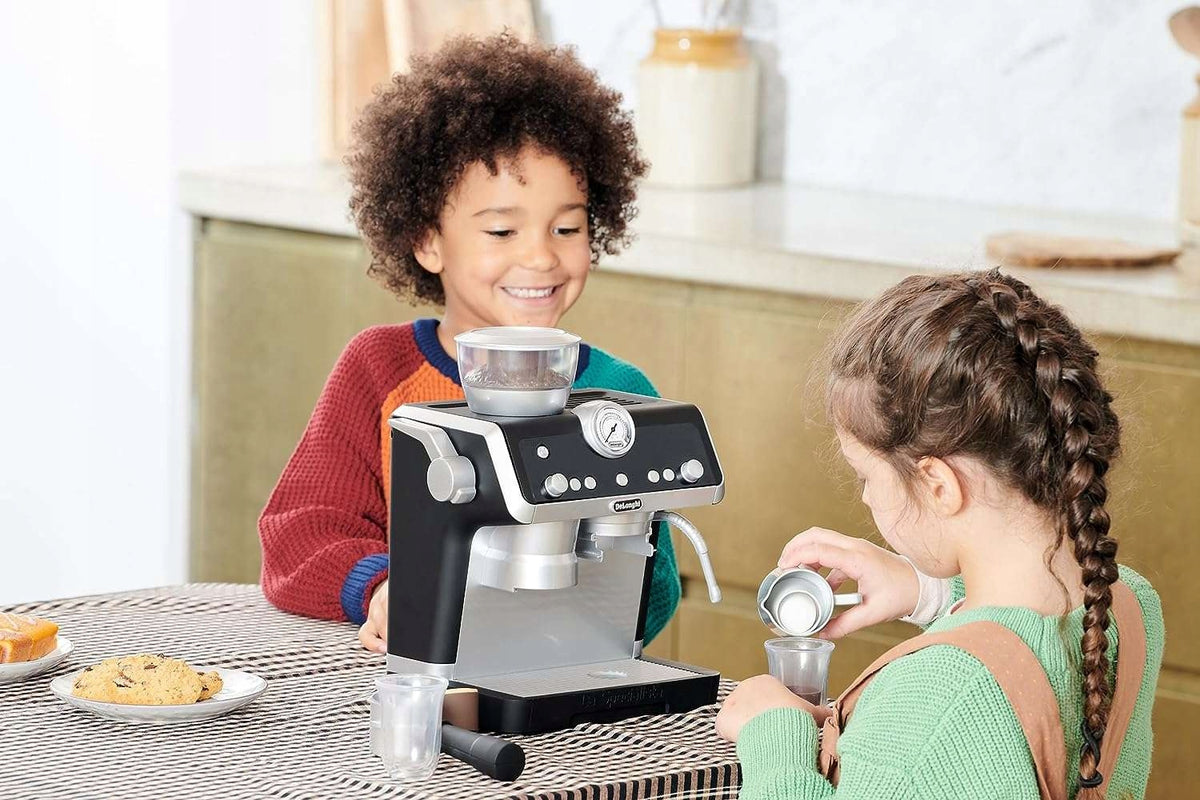 Žaislinis DeLonghi Kavos Aparatas Vaikams – Casdon Rinkinys Su Priedais, 25 Cm