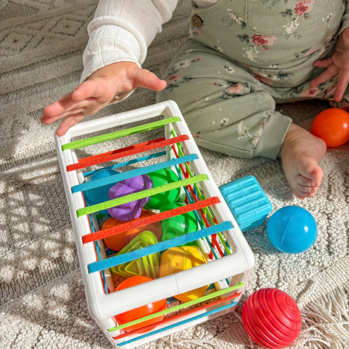Elastinis Sensorinis Kubas-Rūšiuoklis Vaikams su Spalvotomis Figūromis, 13 Elementų