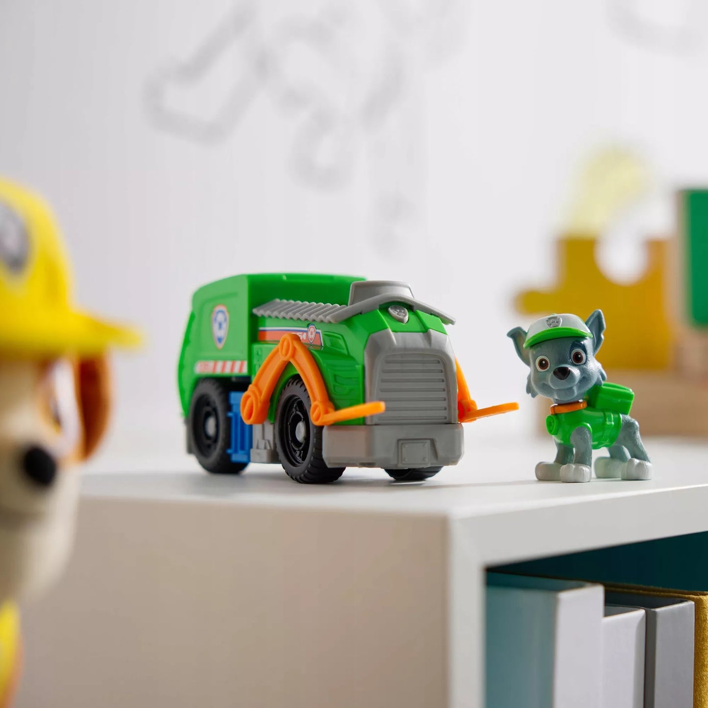 PAW PATROL ROCKY FIGŪRĖLĖ IR 2-VIENAME TRANSFORMUOJAMAS ŠIUKŠLIAVEŽIS