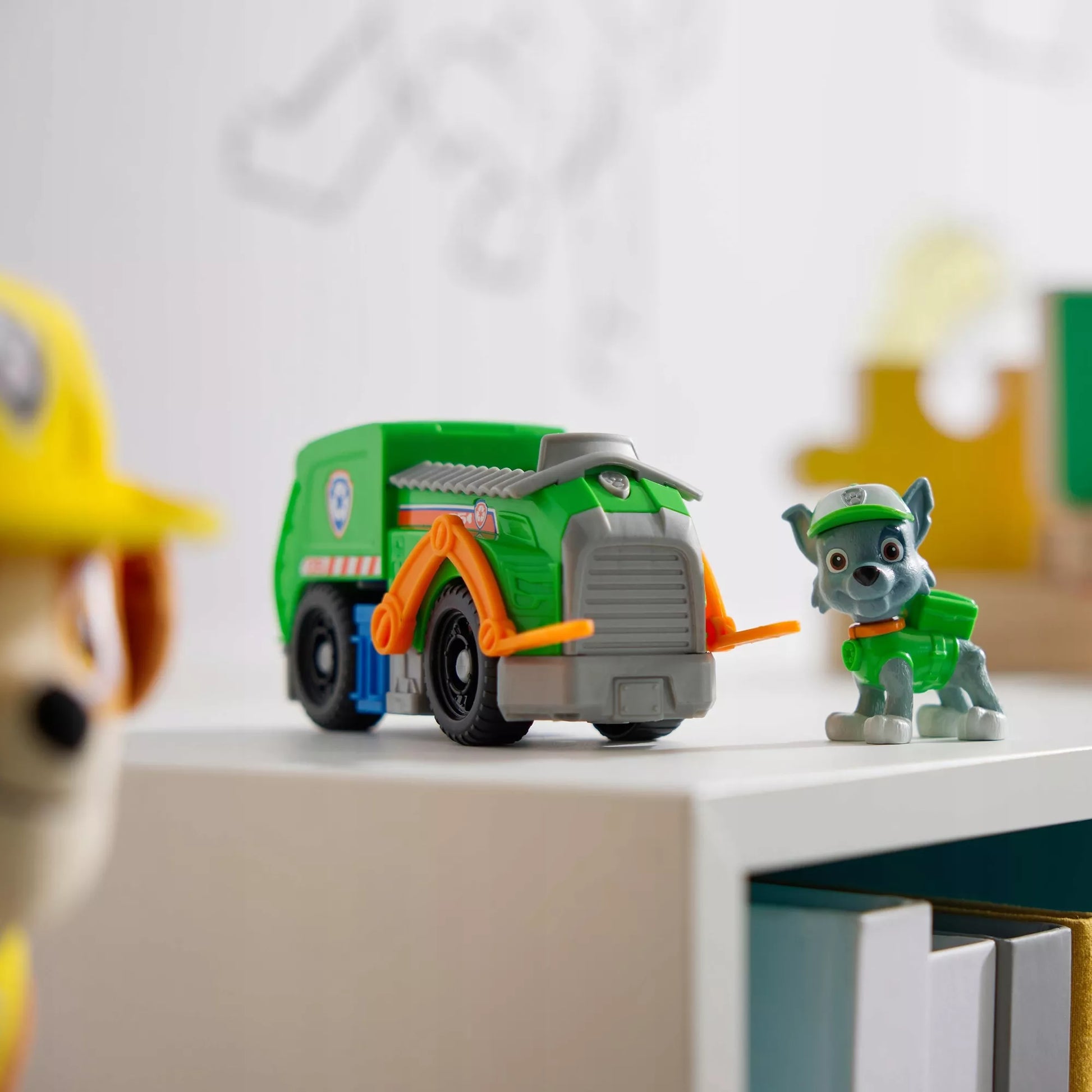 PAW PATROL ROCKY FIGŪRĖLĖ IR 2-VIENAME TRANSFORMUOJAMAS ŠIUKŠLIAVEŽIS