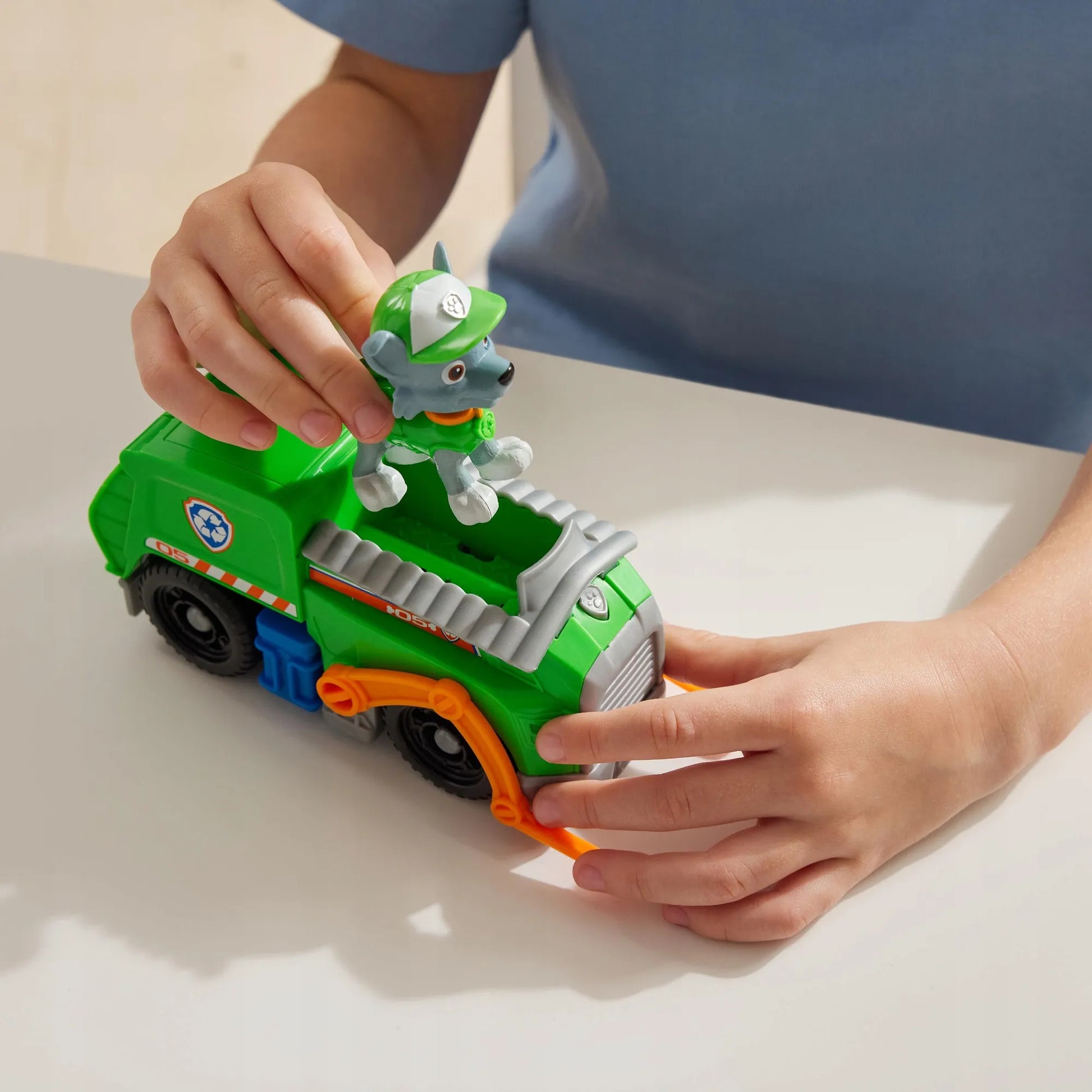 PAW PATROL ROCKY FIGŪRĖLĖ IR 2-VIENAME TRANSFORMUOJAMAS ŠIUKŠLIAVEŽIS