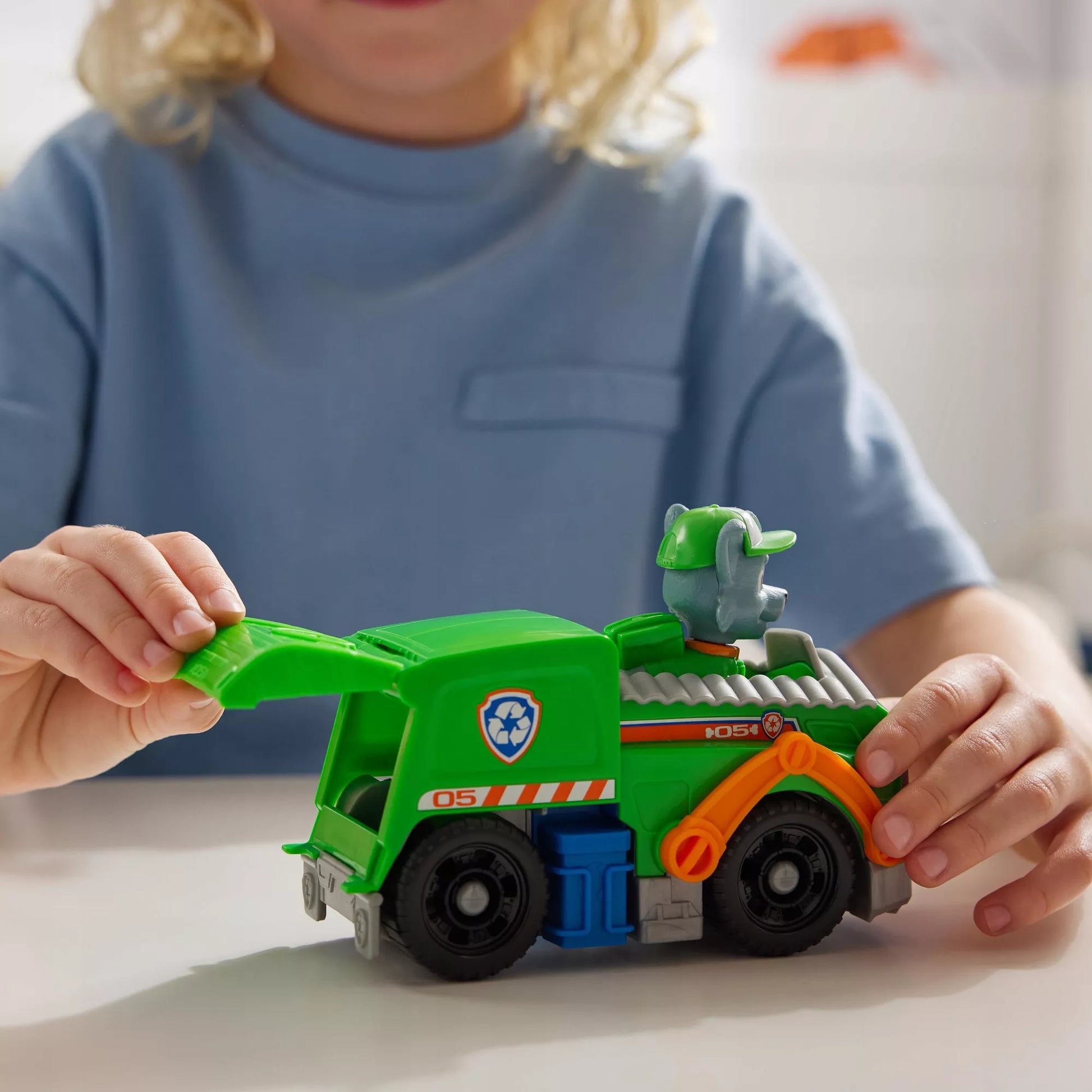 PAW PATROL ROCKY FIGŪRĖLĖ IR 2-VIENAME TRANSFORMUOJAMAS ŠIUKŠLIAVEŽIS