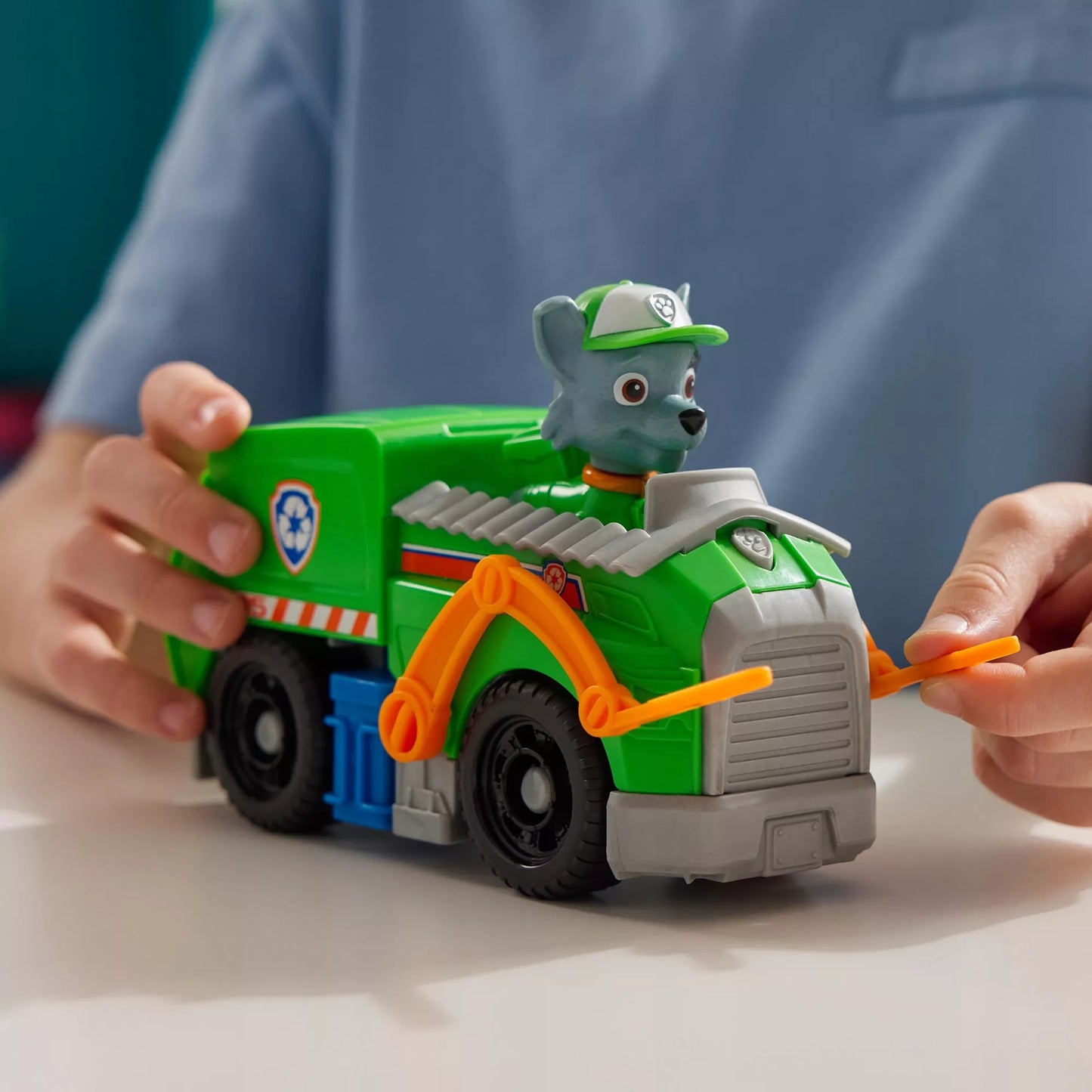 PAW PATROL ROCKY FIGŪRĖLĖ IR 2-VIENAME TRANSFORMUOJAMAS ŠIUKŠLIAVEŽIS