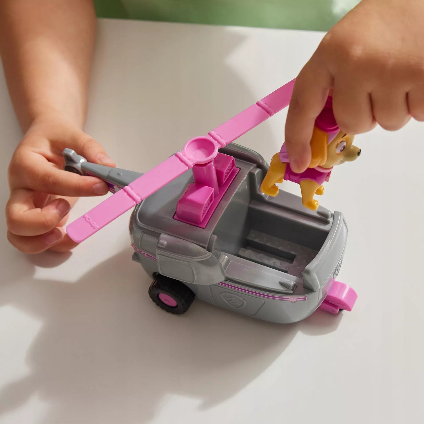 PAW PATROL SKYE SRAIGTASPARNIS GELBĖJIMO TRANSPORTO PRIEMONĖ + ŠUNIUKO FIGŪRĖLĖ