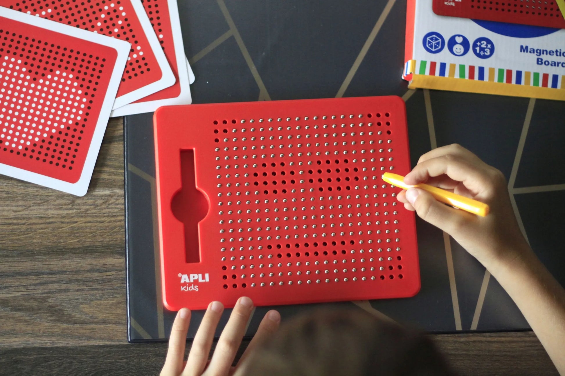 Apli Kids magnetinė lenta vaikams - rutuliukai, pieštukas, šablonai 5+