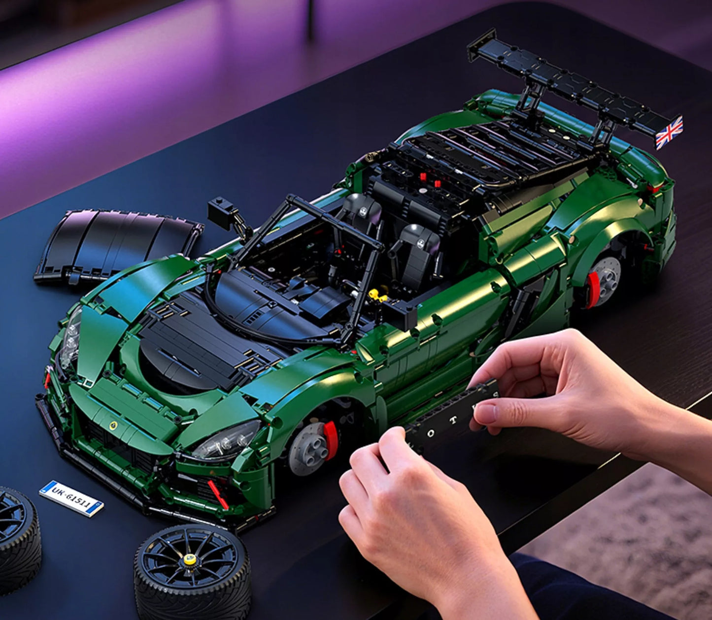 CaDA konstravimo rinkinys Lotus Exige Cup 430 1:8 automobilis