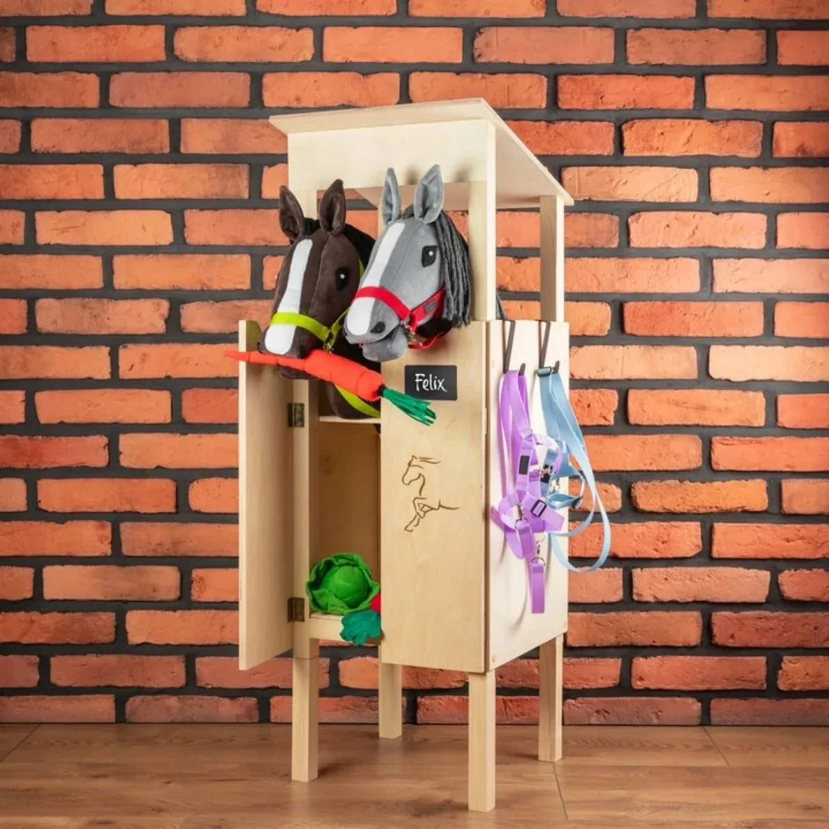 Dviguba medinė arklidė „Hobby Horse“ arkliukams ant lazdos Skippi