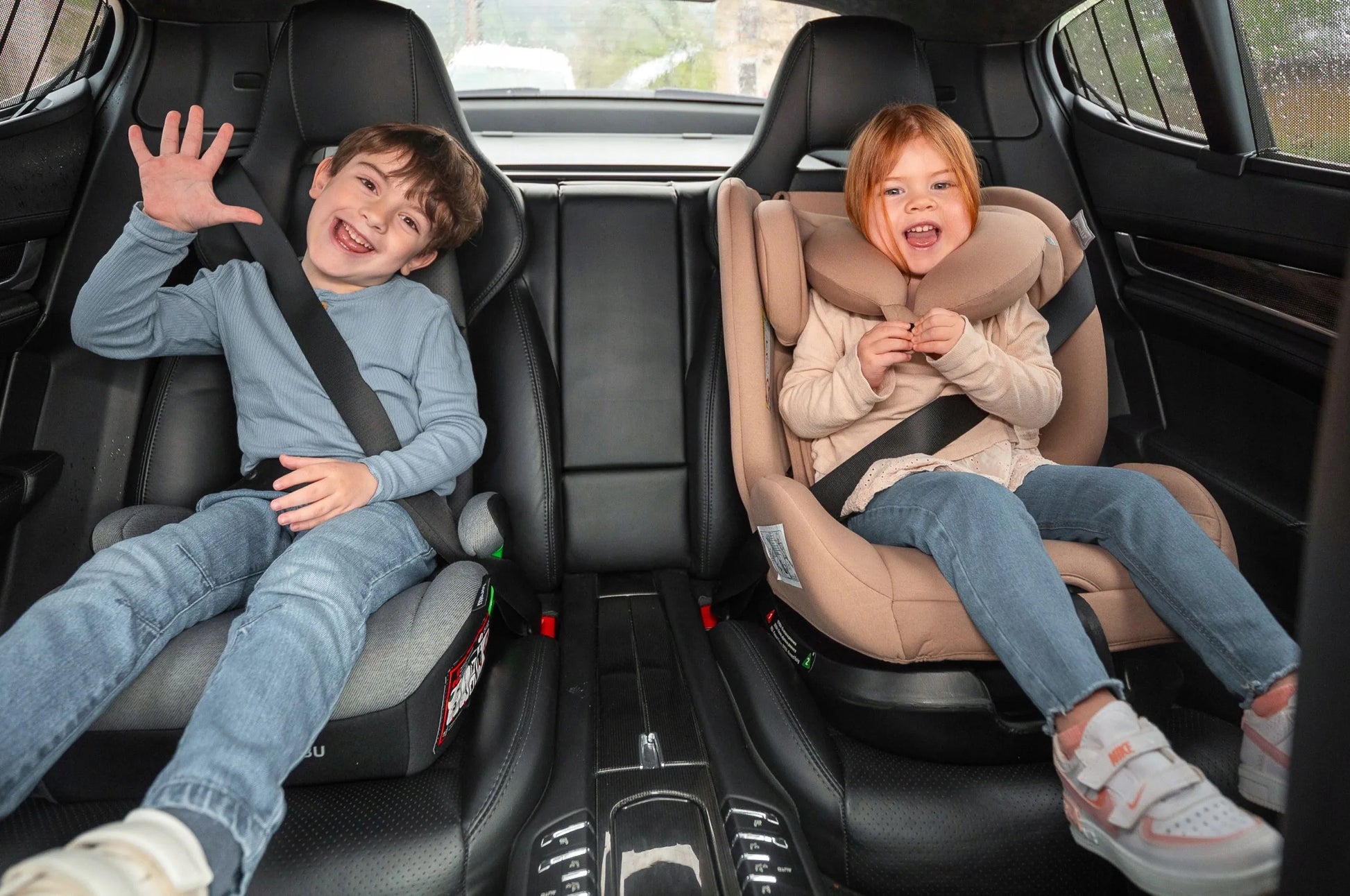 I-SIZE automobilinė kėdutė diržams 40-150 cm 36 kg, skirta montuoti atgal ir į priekį, su kelionine pagalve