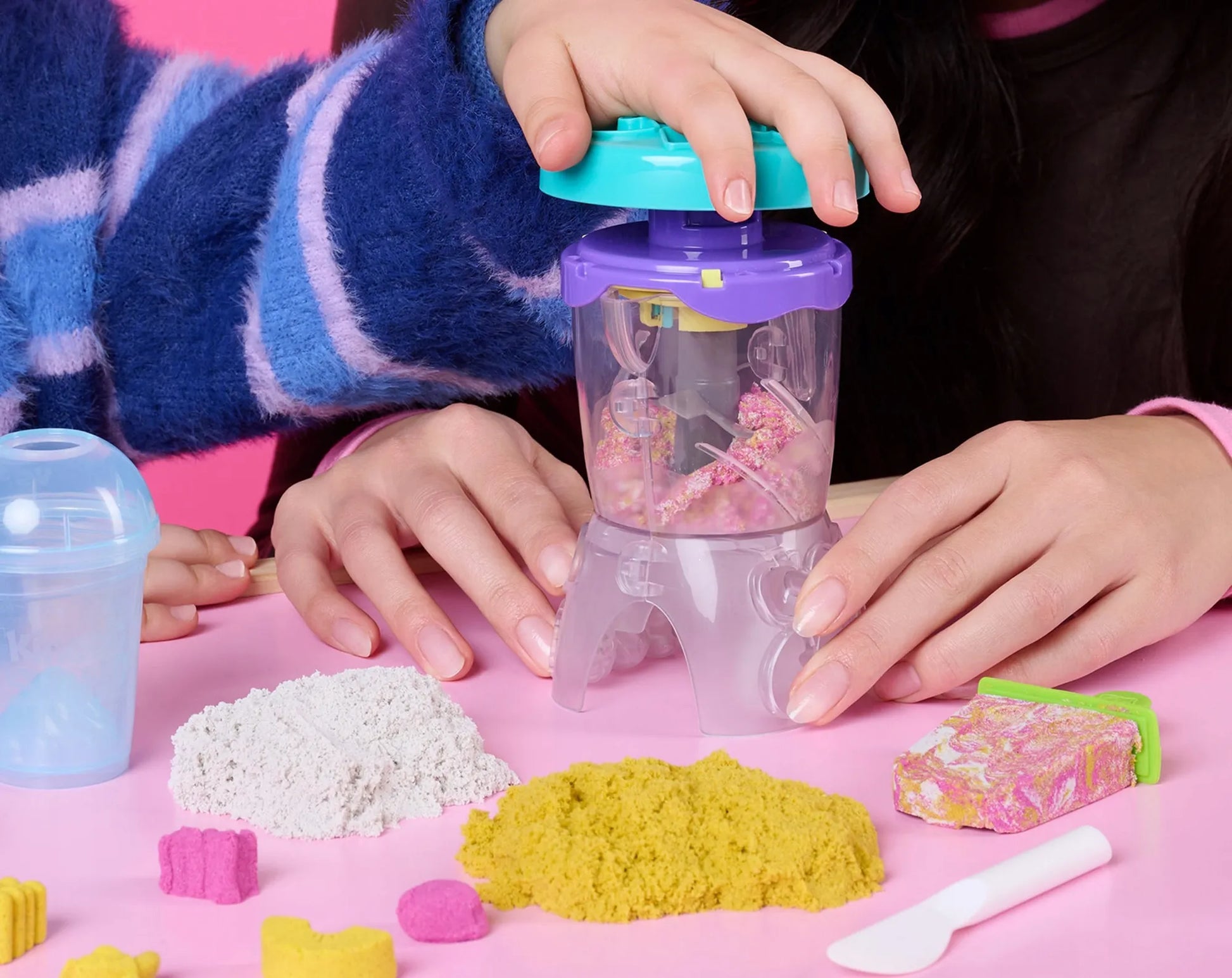 KINETIC SAND „Blender Mixer“ kokteilių ir ledų desertų rinkinys su 3 spalvomis, 18 formelių ir priedų