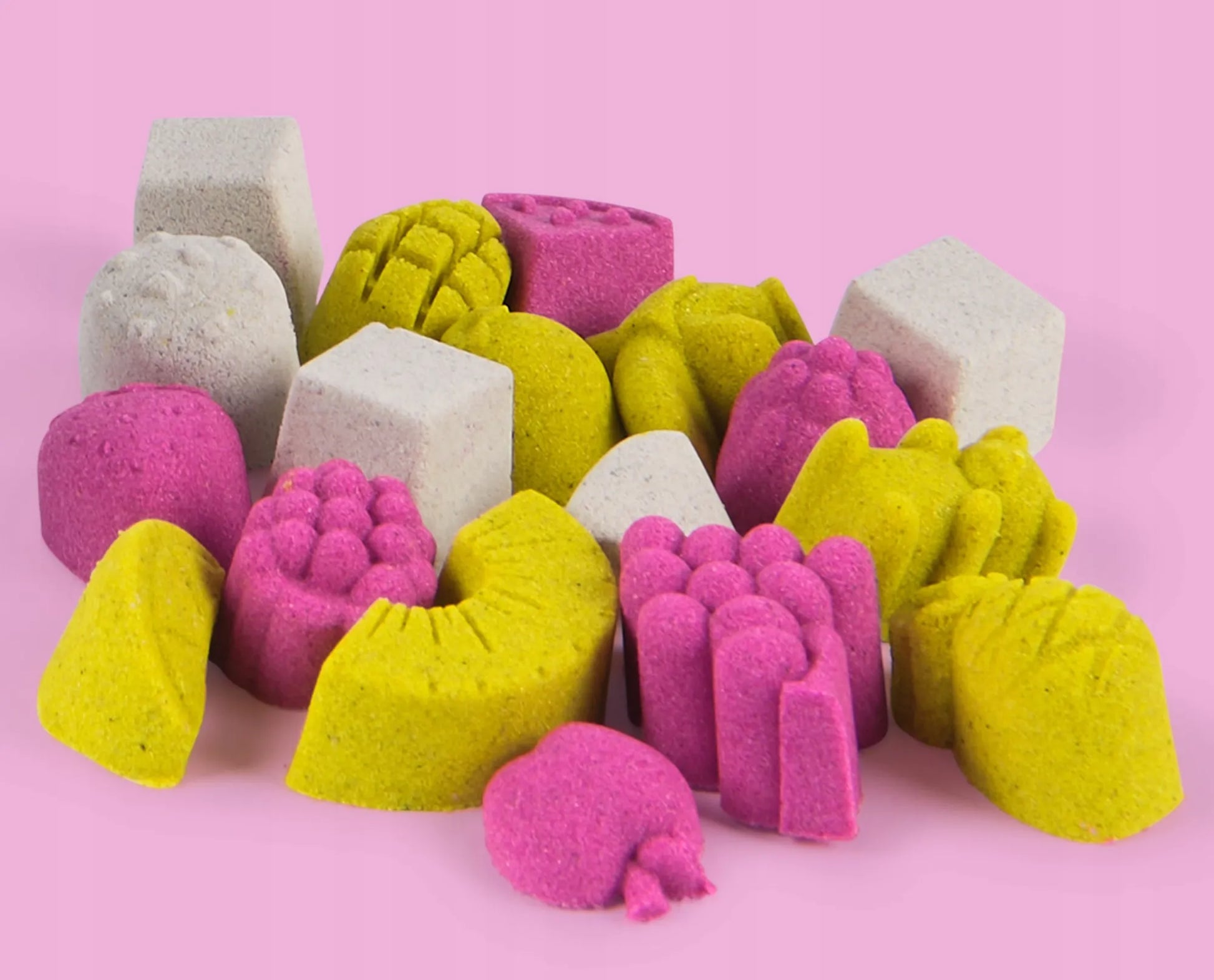 KINETIC SAND „Blender Mixer“ kokteilių ir ledų desertų rinkinys su 3 spalvomis, 18 formelių ir priedų