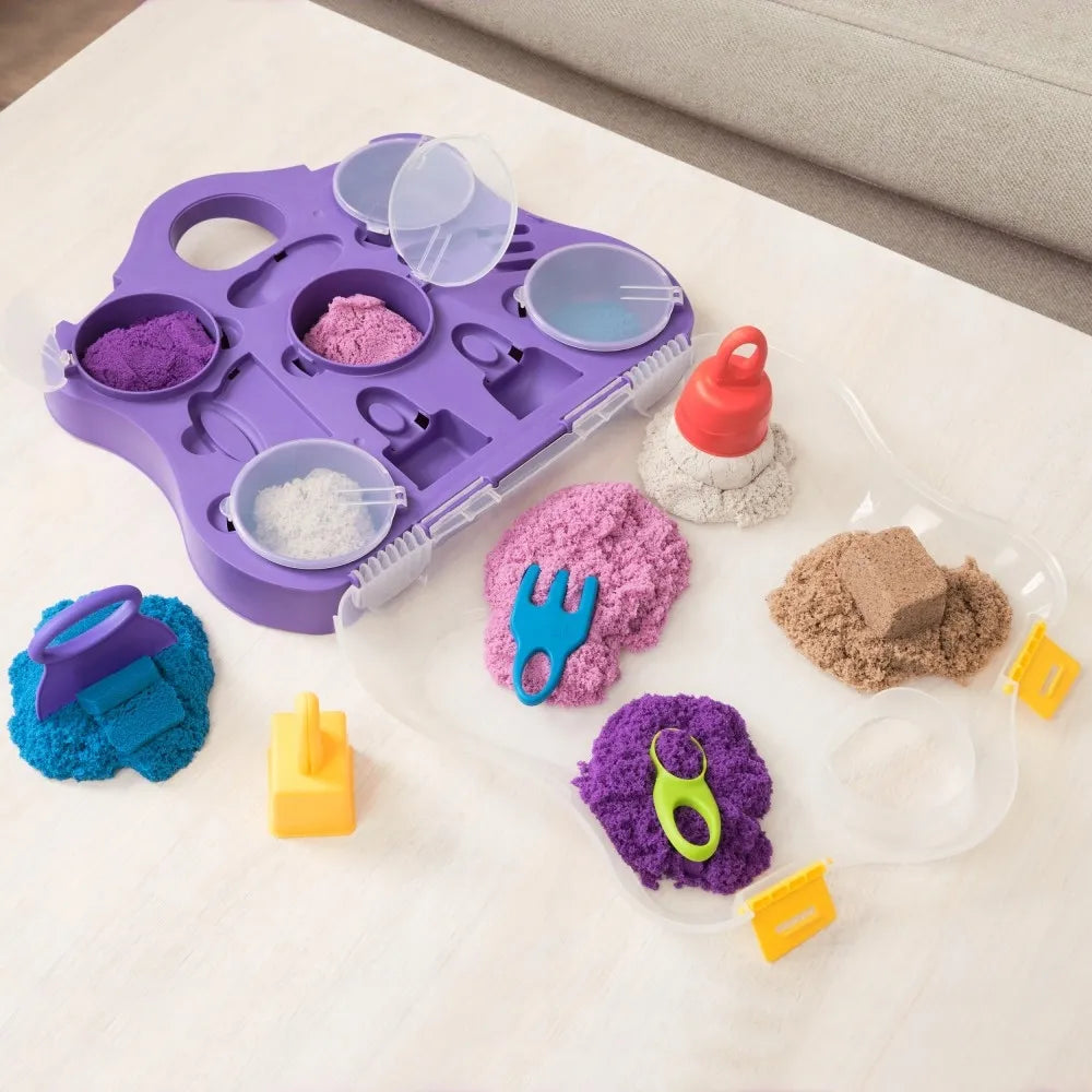 KINETIC SAND kinetinio smėlio rinkinys lagaminėlis su įrankiais 5 spalvos 907g