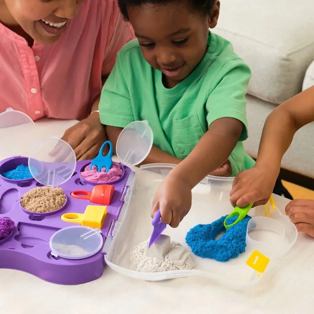 KINETIC SAND kinetinio smėlio rinkinys lagaminėlis su įrankiais 5 spalvos 907g