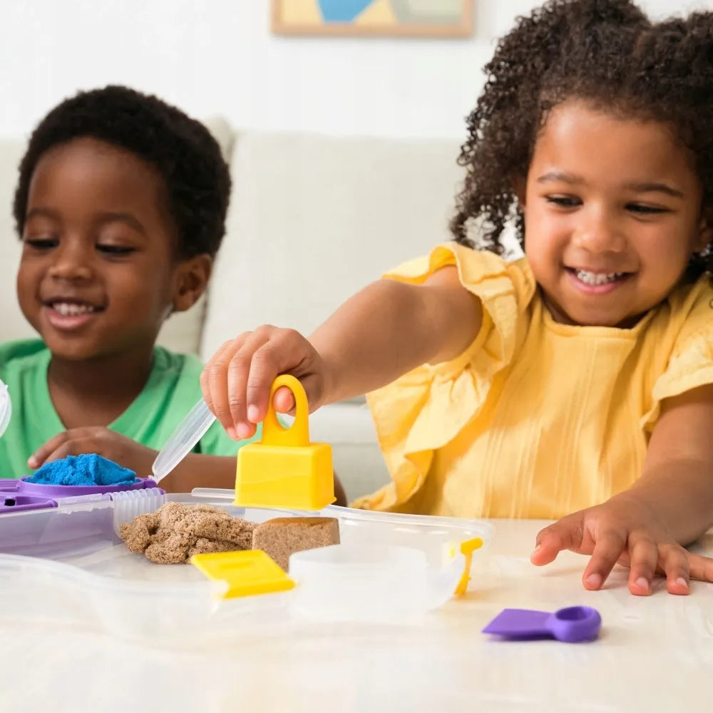 KINETIC SAND kinetinio smėlio rinkinys lagaminėlis su įrankiais 5 spalvos 907g