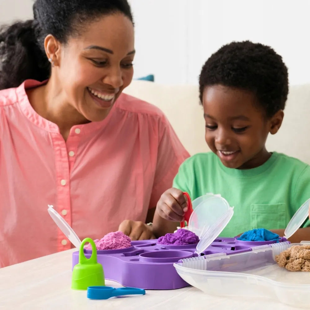 KINETIC SAND kinetinio smėlio rinkinys lagaminėlis su įrankiais 5 spalvos 907g