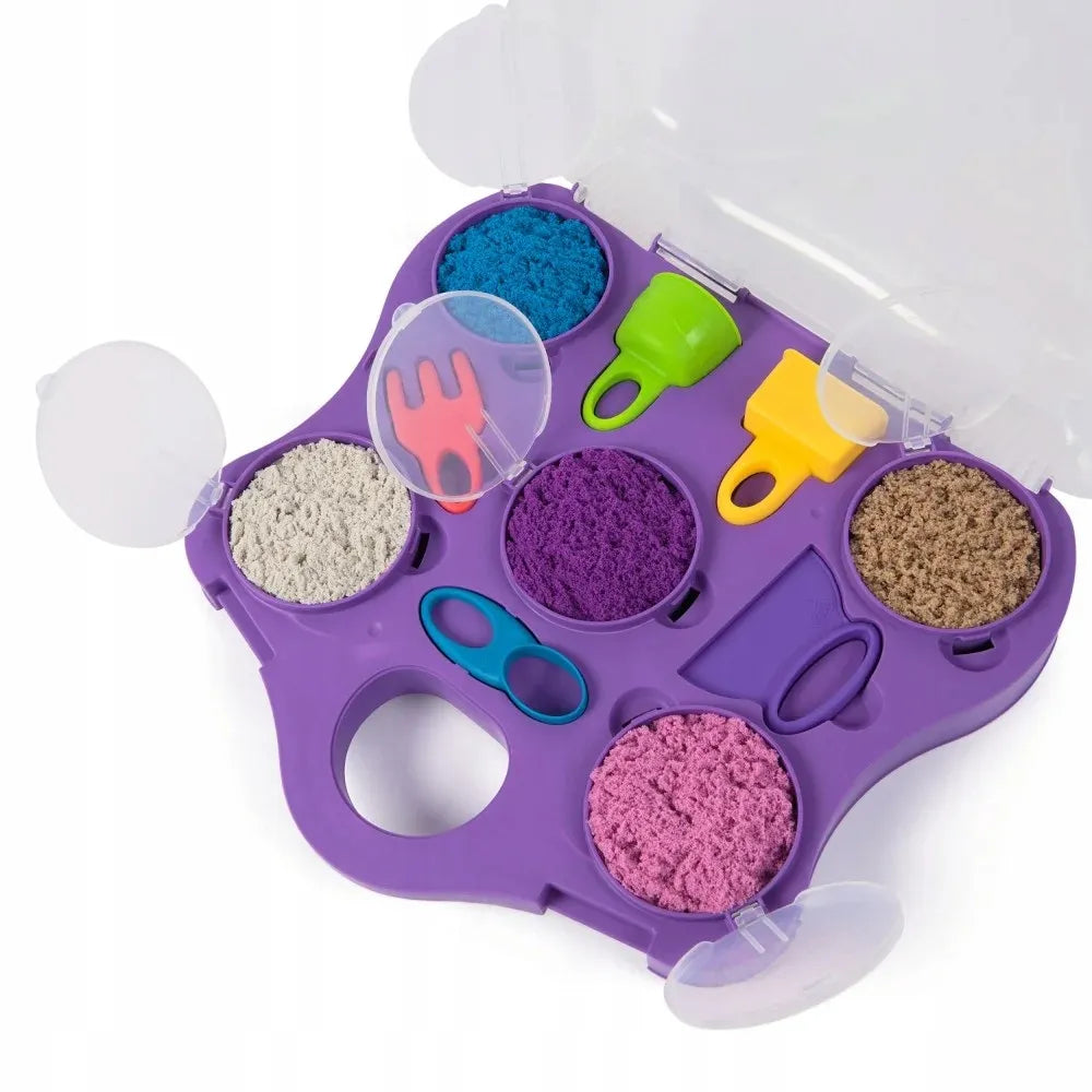 KINETIC SAND kinetinio smėlio rinkinys lagaminėlis su įrankiais 5 spalvos 907g