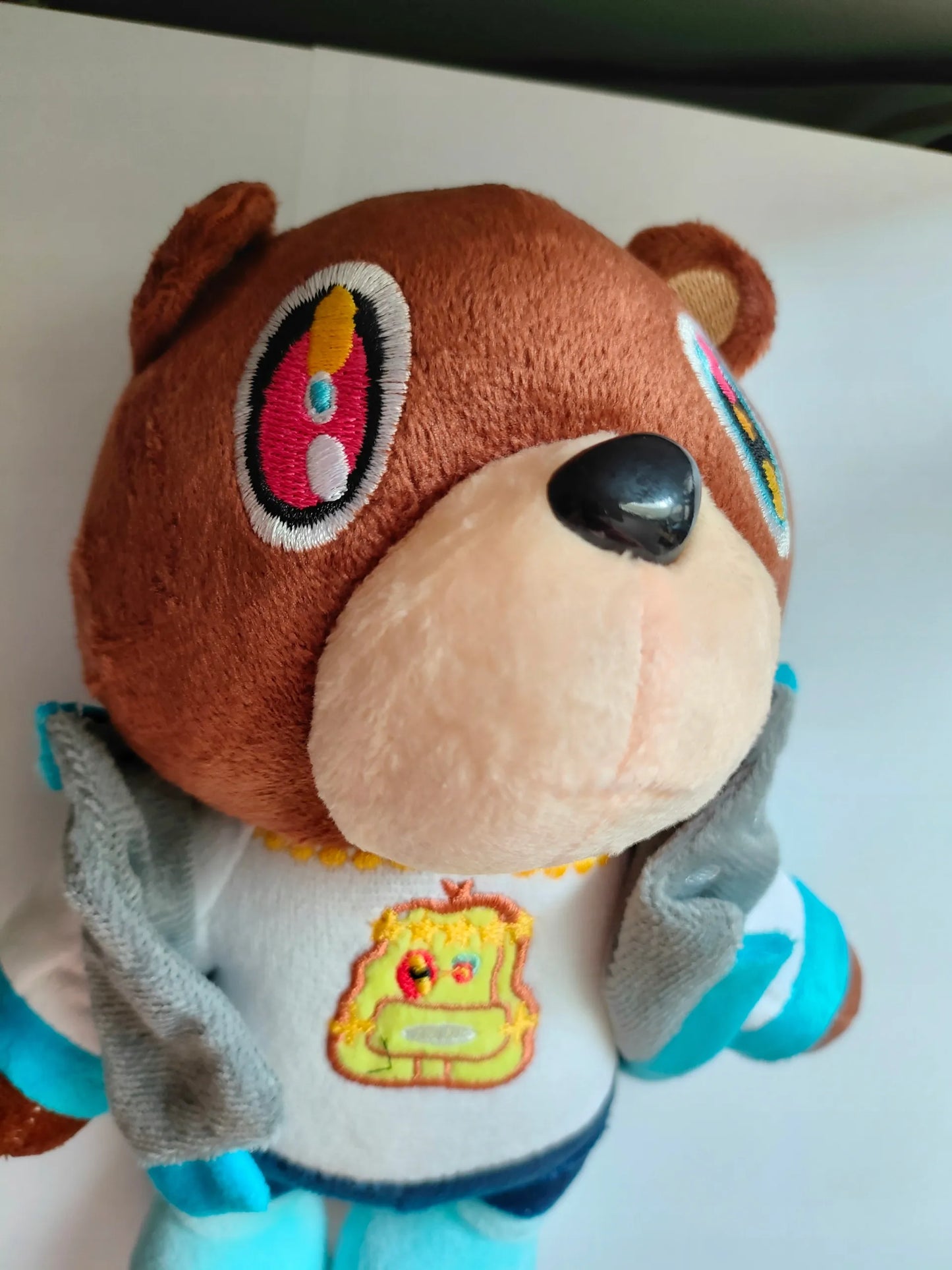 Pliušinis meškiukas Kanye West Plush Graduation žaislas hiphop gerbėjams