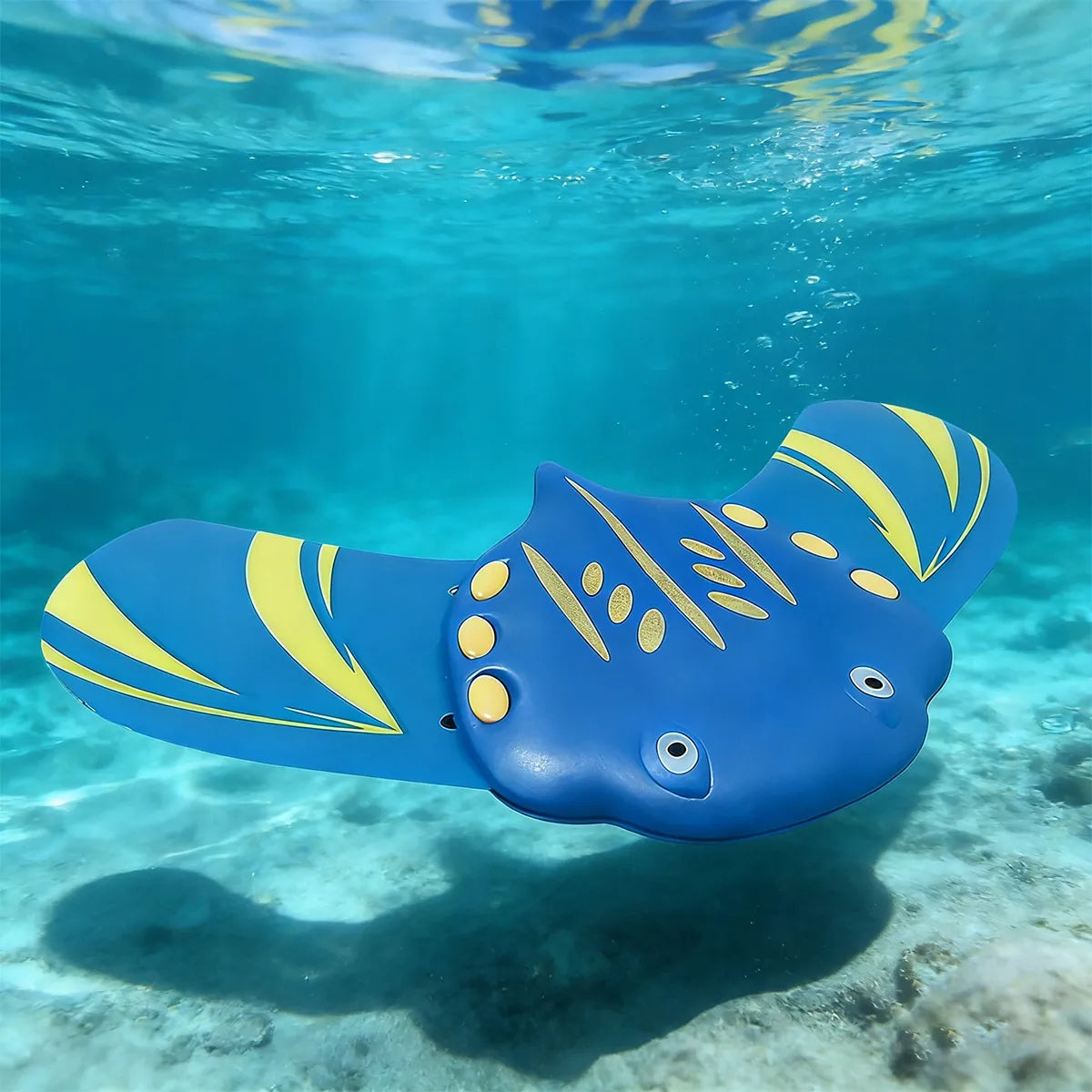 Povandeninis sklandytuvas Stingray – idealus žaislas maudynėms ir pramogoms vandenyje
