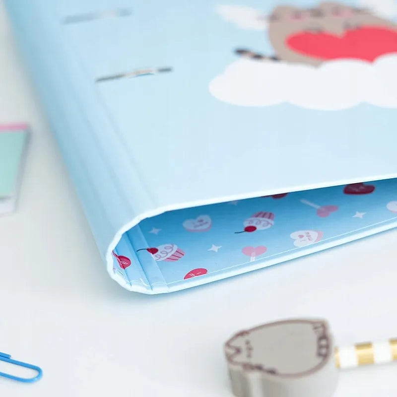 Pusheen - A4 segtuvas iš „Purrfect Love“ kolekcijos (2 žiedai, elastinė juosta)