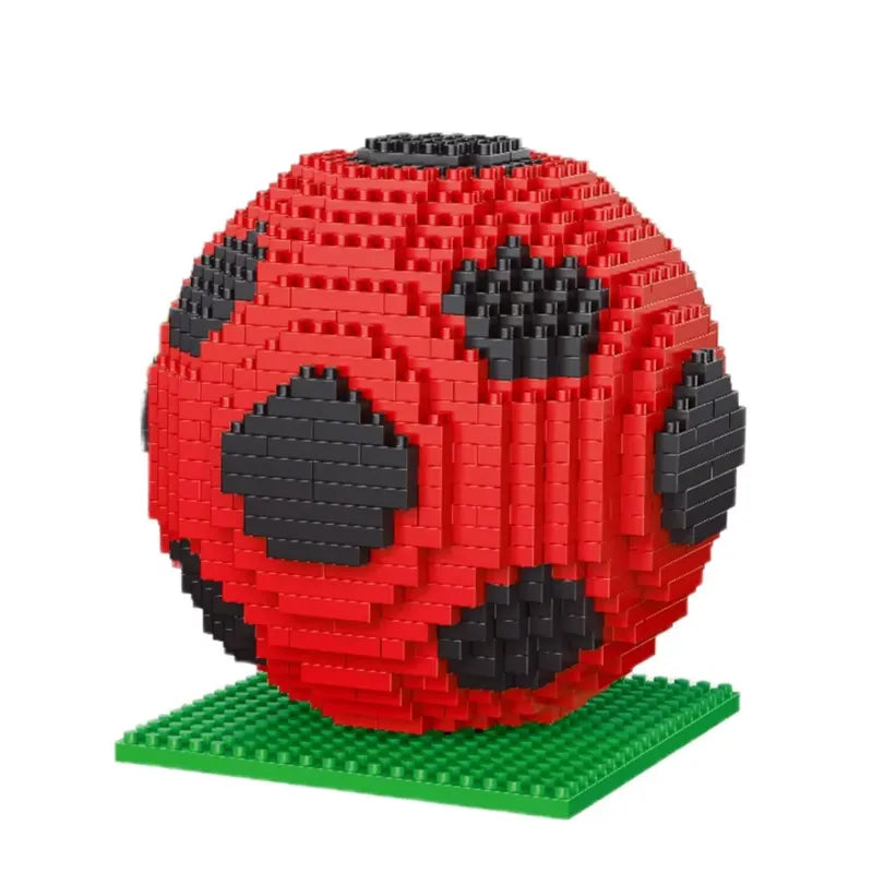 Raudonas ir juodas futbolo kamuolys iš „KLOCKI“ konstruktoriaus detalių – futbolo suvenyras, puiki dovana