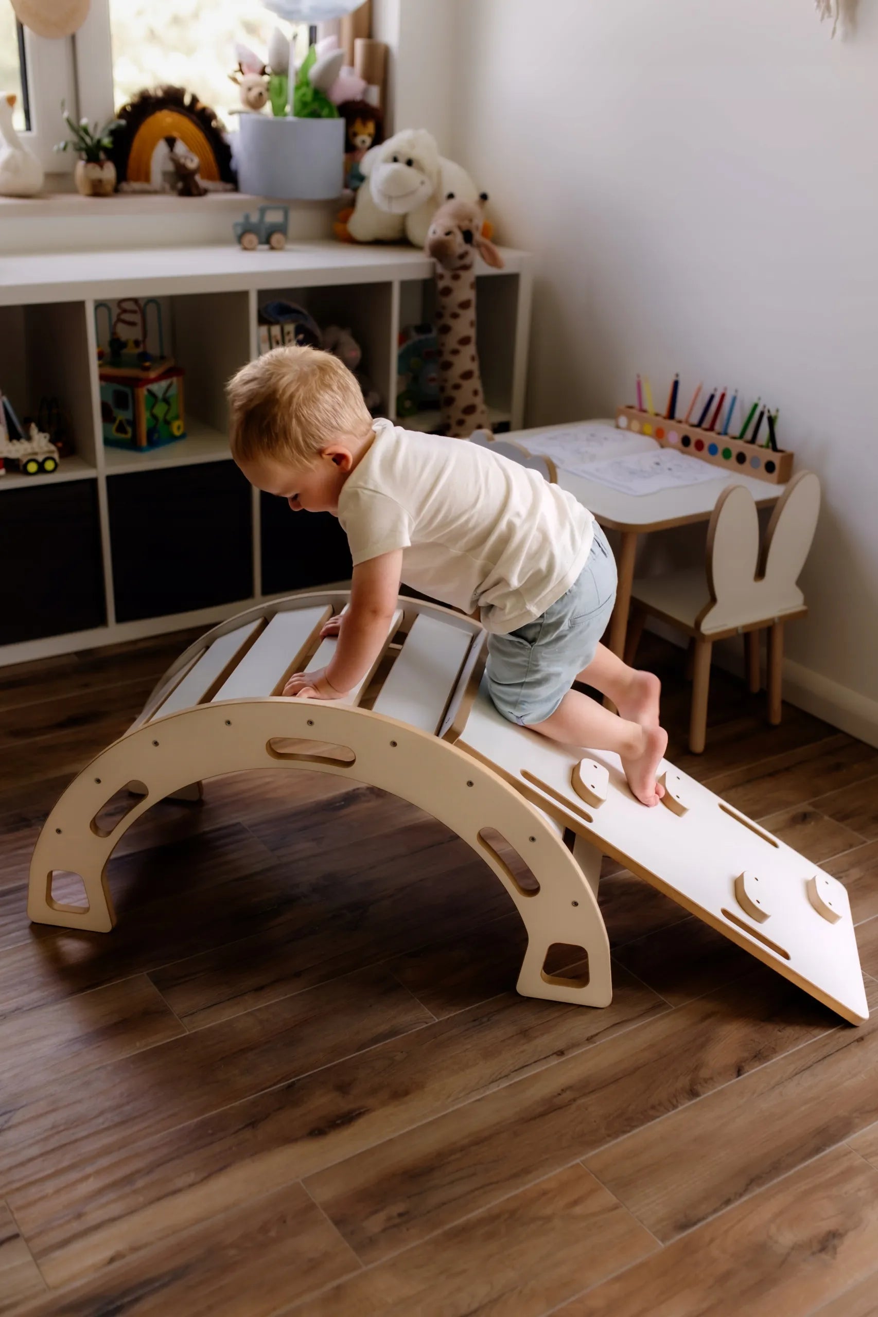 Stalviršis Obubu vaikų supynėms, baltas, Montessori staliukas
