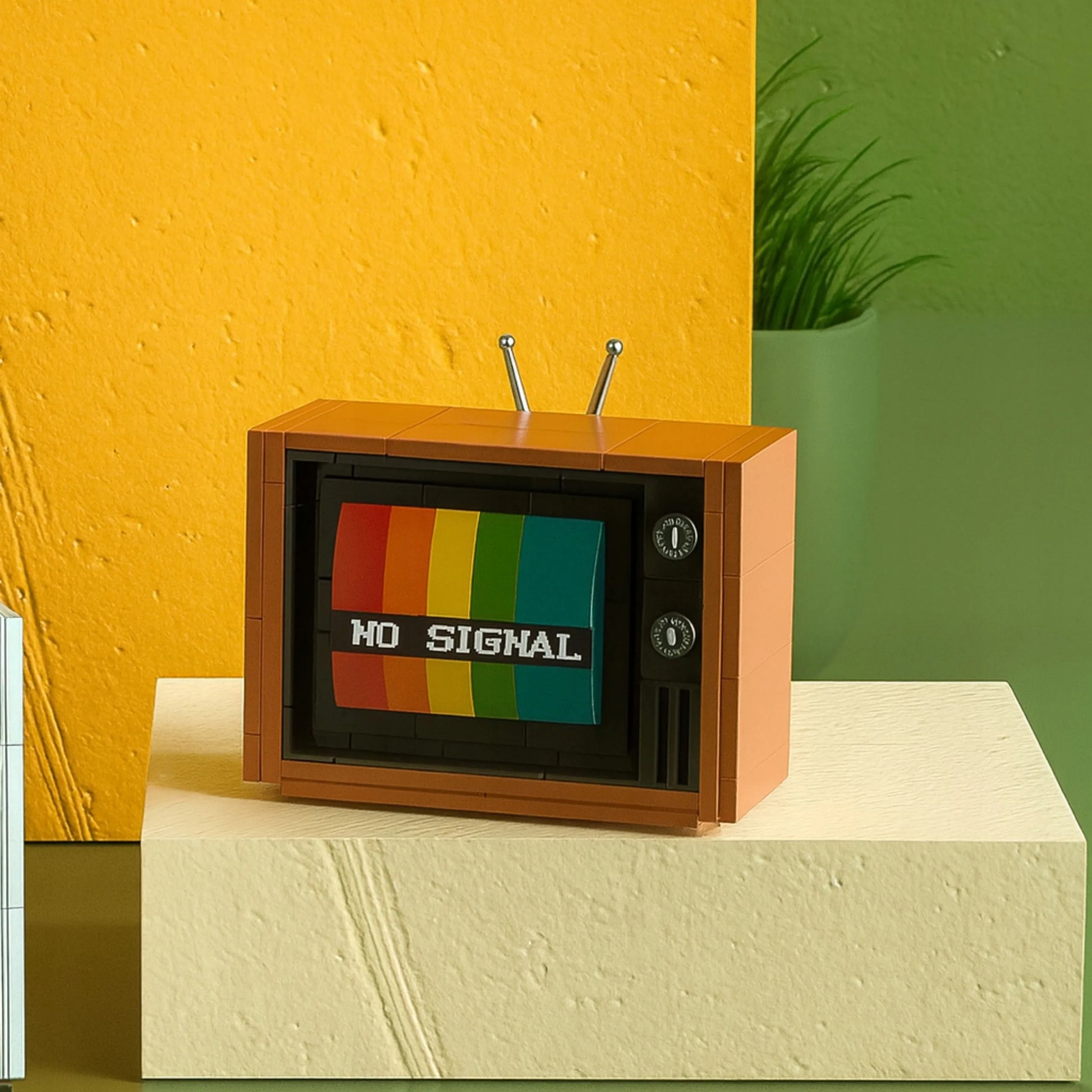 Statybinės kaladėlės retro spalvingas televizorius vintage tv su antena 3d 133 el