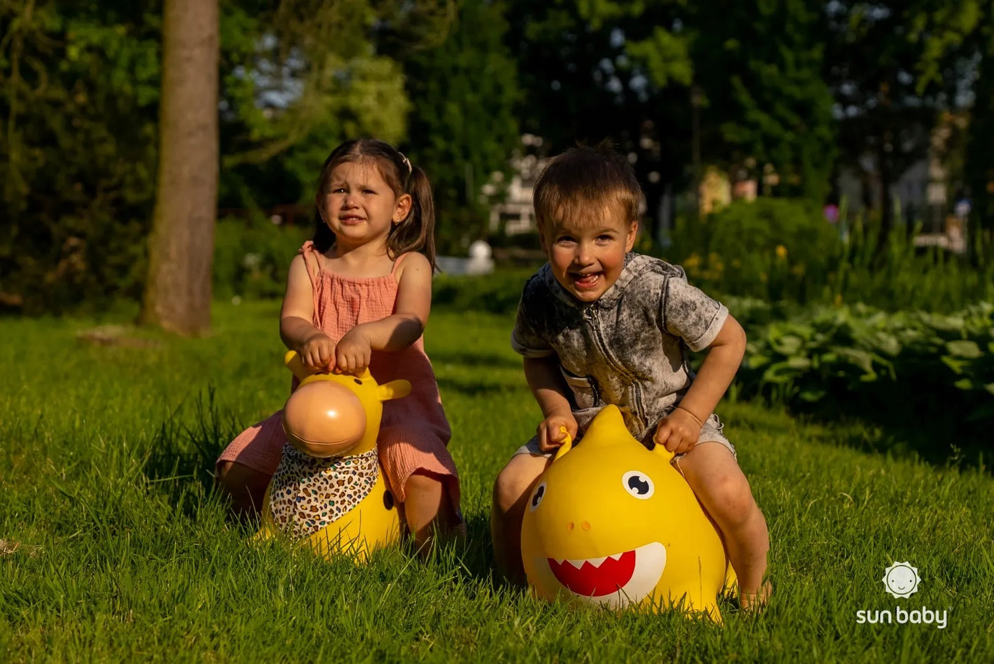 Sun Baby guminis šokliukas vaikams su pompa Reksio, baltas