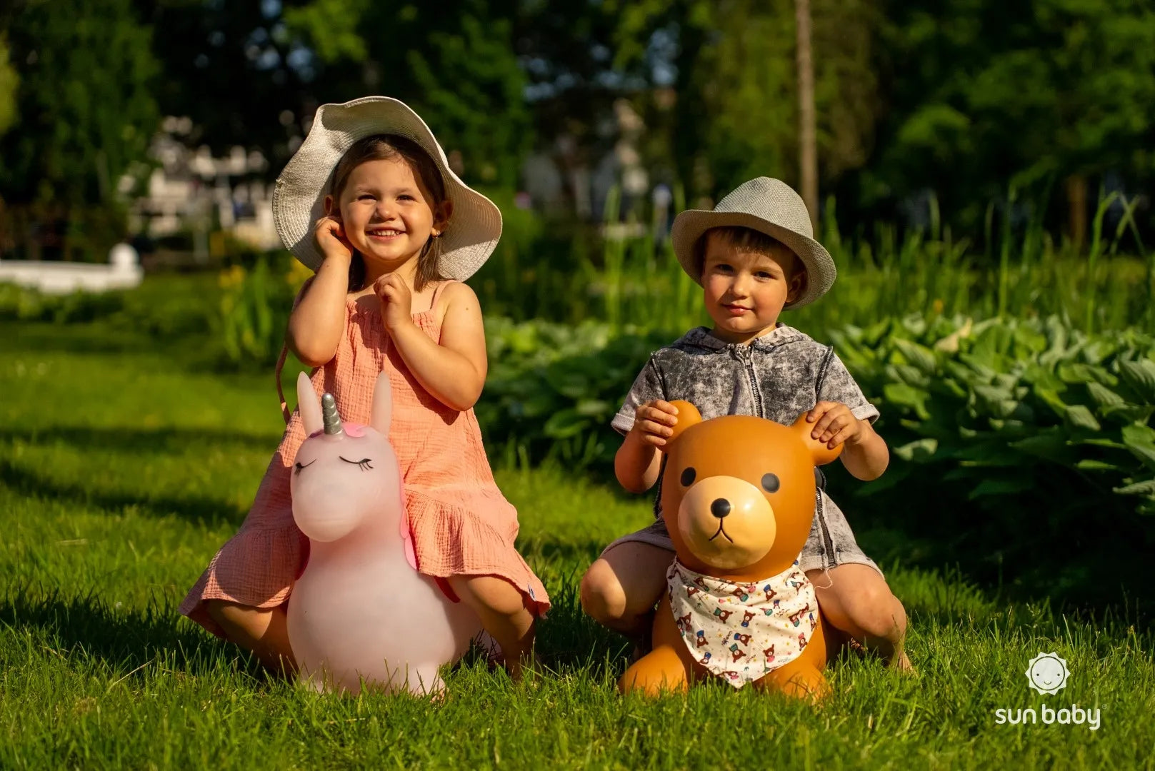 Sun Baby guminis šokliukas vaikams su pompa Vienaragis baltas