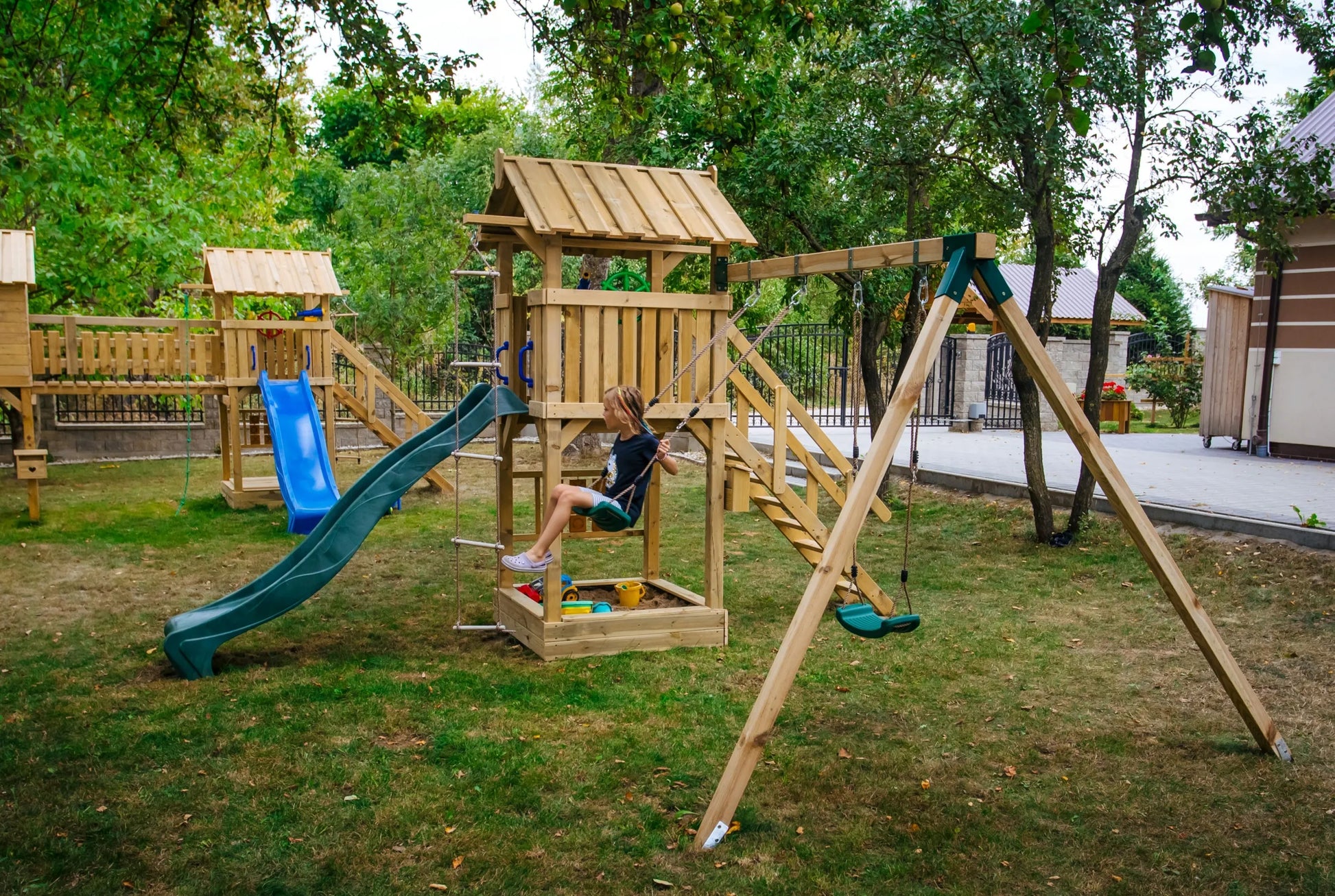 Vaikų žaidimų aikštelė su čiuožykla, nameliu, 2 sūpynėmis ir smėlio dėže CE + dovanos