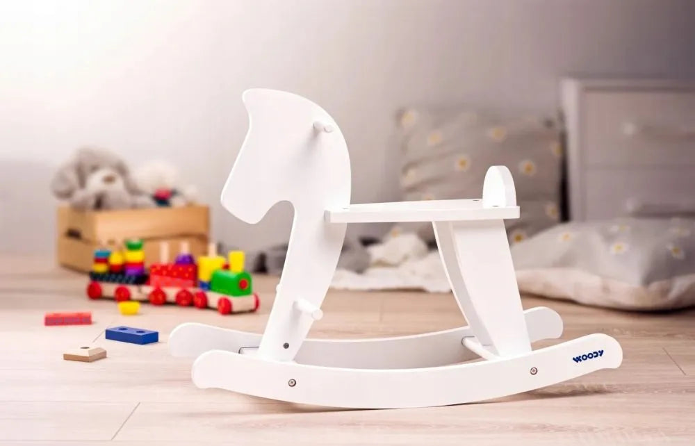 Woody baltas arkliukas supamasis vaikams minimalistinio dizaino 12 mėn. +